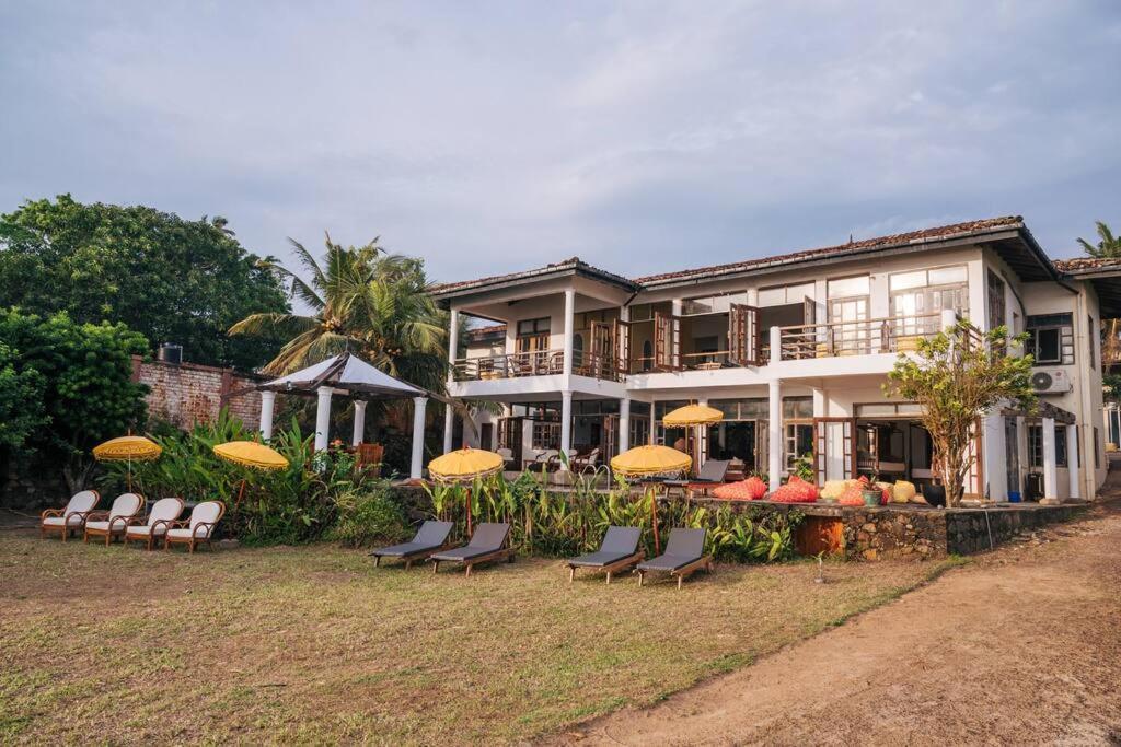 Santi Beach House With Pool & Beach Weligama Buitenkant foto